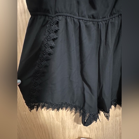 Beautiful romper with lace bottom - Picture 2 of 4